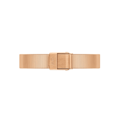Quadro Studio Rose Goldのローズゴールドピアノストラップ裏面をクローズアップ。細かな縦溝のテクスチャーと、ブランドロゴが刻印されたバタフライクラスプのディテールが確認できます。