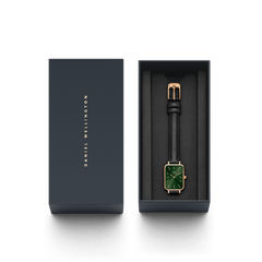 Daniel WellingtonのQuadro Pressed Sheffield Emerald Rose Goldは、ネイビーのギフトボックスに収められています。ブラックレザーストラップとエメラルドグリーンダイヤルが、ブランドロゴ入りの専用パッケージに美しく納まり、贈り物に最適な仕上がりです。