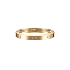 Classic Lumine Ring Goldを正面からやや斜めに捉えたプロダクト写真です。中央のロゴエッチングと、両サイドに埋め込まれたクリスタルが確認できます。