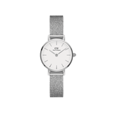 Daniel Wellington Petite Pressed Sterlingの正面画像。シルバーカラーのラウンドケースにオフホワイトの文字盤を配し、バーインデックスでミニマルな印象に仕上げたデザインです。プレス加工のシルバーメッシュストラップが繊細な光沢を放ち、上品な雰囲気を演出します。