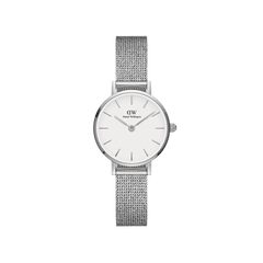 Daniel Wellington Petite Pressed Sterlingの正面画像。シルバーカラーのラウンドケースにオフホワイトの文字盤を配し、バーインデックスでミニマルな印象に仕上げたデザインです。プレス加工のシルバーメッシュストラップが繊細な光沢を放ち、上品な雰囲気を演出します。