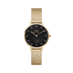 Daniel Wellington Petite Lumine Pressed Piano Black MoP Goldの正面画像です。ブラックマザーオブパールの文字盤に12個のクリスタルインデックスが輝き、ゴールドのケースと立体感のある凹凸模様のPianoメッシュストラップが上品に調和しています。