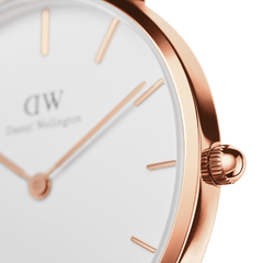 Petite Bondi Rose Goldのケースサイドとリューズのディテールです。ローズゴールドのケースは磨き上げられ、薄型ながらも上品な仕上がり。リューズには繊細なローレット加工が施されています。