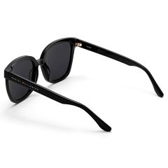 Grande Bio-Acetate Blackのサングラスを背面から撮影した画像です。テンプルの内側にはゴールドでDaniel Wellingtonのロゴがあしらわれ、ヒンジ部分にはローズゴールドのアクセントが輝きます。