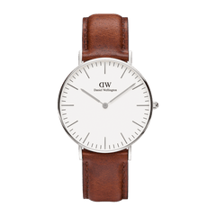 Classic St Mawesのシルバーモデルを正面から捉えた商品画像です。オフホワイトの文字盤に余白を生かしたデザイン、シルバーの細身のバーインデックスと針、そして深みのあるブラウンレザーストラップのバランスが際立つ一枚です。