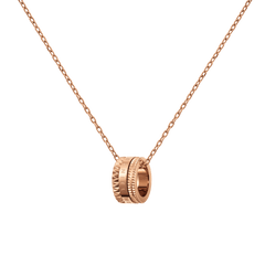 Daniel Wellington Elevation Necklaceのペンダントトップを正面から捉えた商品画像です。三層構造のバンドにスタッズパターンとブランドロゴが刻まれたローズゴールドのリング型ペンダントが、細身のケーブルチェーンに通されています。