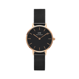 Petite Ashfield Rose Goldを斜め上から捉えた画像。ローズゴールドのラウンドケースとブラック文字盤の組み合わせが際立ち、細やかな編み目のブラックメッシュストラップが上品な存在感を放つ女性向け腕時計です。