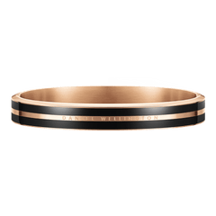 Daniel WellingtonのEmalie Infinite Rose Gold Blackバングルブレスレットを正面から捉えた画像です。ブラックエナメルの2本のラインが中央のローズゴールドバンドを挟み込み、同色で刻印されたブランドロゴが控えめにあしらわれたシームレスなデザインです。