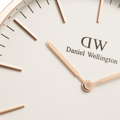 Classic Oxford Rose Goldの文字盤をクローズアップ。オフホワイトの文字盤にローズゴールドのバーインデックスと針、Daniel Wellingtonのロゴが配され、余白を生かしたミニマルな仕上がりが際立ちます。
