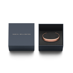 ダニエルウェリントンのEmalie Bracelet Dusty Rose Rose Goldは、ネイビーのギフトボックスに収められています。箱の蓋にはブランドロゴが箔押しされ、ブラックのクッショニングの上にブレスレットが丁寧にセットされており、贈り物に最適な上品なパッケージです。