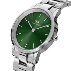 Iconic Link Emerald Greenを斜めからとらえたクローズアップ画像です。深いエメラルドグリーンのサンレイ文字盤が光を受け、中心から放射状に美しい濃淡を描き出しています。シルバーケースのポリッシュ仕上げやリューズの細部まで確認できます。