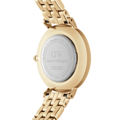 Petite 5-Link Evergoldを裏蓋側から撮影した画像です。ケースバックにはDaniel Wellingtonのロゴとシリアルナンバーが刻印されており、ゴールドの5連リンクブレスレットのクイックリリース機構部分もご確認いただけます。
