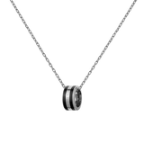 Daniel WellingtonのEmalie Necklace Silver Blackの正面画像。ブラックエナメルの二本ラインとポリッシュ仕上げのシルバーバンドが交互に重なるリングペンダントを、細身のシルバーチェーンに通したミニマルなデザインです。