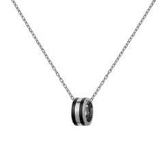Daniel WellingtonのEmalie Necklace Silver Blackの正面画像。ブラックエナメルの二本ラインとポリッシュ仕上げのシルバーバンドが交互に重なるリングペンダントを、細身のシルバーチェーンに通したミニマルなデザインです。