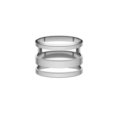 エラン Triad Ring シルバーを正面から捉えたアングル。中央の幅広なバンドと上下の細いバンドの間に空間を設け、立体感とリズムのあるデザインに仕上げています。
