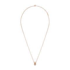 Elan Lumine Necklace ローズゴールドの全体画像です。白い背景にチェーンの全長と、クリスタルがあしらわれたリング型のペンダントが映し出されています。留め具付近にはブランドプレートも添えられております。