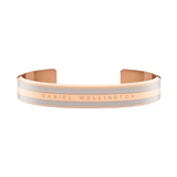 Daniel WellingtonのEmalie Bracelet Desert Sand Rose Goldの正面画像です。ローズゴールドのステンレススチールとデザートサンドカラーのエナメルが交互に配されたカフブレスレットで、中央にはブランドロゴが刻印されています。