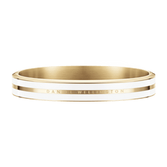 Emalie Infinite Gold Satin Whiteバングルを斜め上から撮影した画像です。閉じた状態の均一な曲線が美しく、ホワイトエナメルの2本ラインに挟まれた中央のゴールドバンドにはDaniel Wellingtonのロゴが刻印されています。内側のサテン仕上げも確認できます。