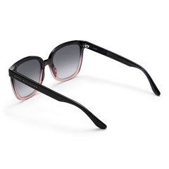 Grande Bio-Acetateサングラスを背面から捉えた画像です。テンプルの内側にはDaniel Wellingtonのブランド名が刻印されており、ブルーからコーラルピンクへとグラデーションする透明感のあるフレームの色合いがお分かりいただけます。