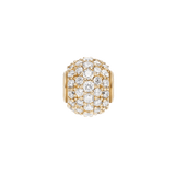 ダニエルウェリントン Pavé Orb White Crystal Charm Goldの正面クローズアップ。オーブ型のゴールドベースにホワイトクリスタルがパヴェセッティングで隙間なく敷き詰められ、一粒ずつクリスタルをゴールドの爪が支えています。