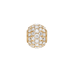ダニエルウェリントン Pavé Orb White Crystal Charm Goldの正面クローズアップ。オーブ型のゴールドベースにホワイトクリスタルがパヴェセッティングで隙間なく敷き詰められ、一粒ずつクリスタルをゴールドの爪が支えています。