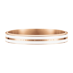 Daniel WellingtonのEmalie Infinite Rose Goldバングルの正面画像です。サテンホワイトのエナメルラインが左右対称に配され、中央のローズゴールドバンドにはブランドロゴが繊細に刻印されています。