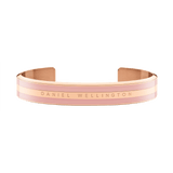 Daniel WellingtonのEmalie Bracelet、ダスティローズ×ローズゴールドカラーです。中央のローズゴールドバンドにはブランドロゴが刻印され、両側にマットなダスティローズのエナメルラインがあしらわれています。カフタイプのブレスレットです。