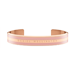 Daniel WellingtonのEmalie Bracelet、ダスティローズ×ローズゴールドカラーです。中央のローズゴールドバンドにはブランドロゴが刻印され、両側にマットなダスティローズのエナメルラインがあしらわれています。カフタイプのブレスレットです。