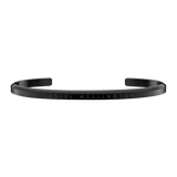 Daniel Wellington Classic Braceletは、ブラックのブラッシュド仕上げによるマットな質感と、ブランドロゴの刻印が映えるオープンカフデザインのステンレススチール製バングルです。