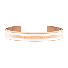 Daniel WellingtonのEmalie Braceletは、ローズゴールドのカフブレスレットです。中央にローズゴールドのバンドを挟み、サテンホワイトのエナメルが左右対称に配置された上品なストライプデザインが特徴です。