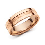 Daniel WellingtonのElan Ring ローズゴールドは、ポリッシュ仕上げの上下バンドとサテン仕上げの中央バンドにブランドロゴが刻印された、三層構造のステンレススチール製リングです。上品なデザインが特徴です。