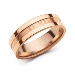 Daniel WellingtonのElan Ring ローズゴールドは、ポリッシュ仕上げの上下バンドとサテン仕上げの中央バンドにブランドロゴが刻印された、三層構造のステンレススチール製リングです。上品なデザインが特徴です。