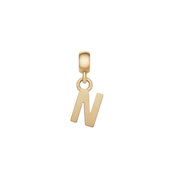 Daniel WellingtonのLetter Charm Goldは、アルファベット「N」をモチーフにしたデザインです。光沢のあるゴールドカラーのボディは白い背景に映え、丸みを帯びたベイルから小さなリングを通して文字パーツが吊り下がる構造になっています。