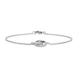 Daniel WellingtonのElan Unity Braceletシルバーを斜めから撮影した画像です。ケーブルチェーンが緩やかなカーブを描き、中央のインターロッキングリングにはブランド名の刻印が入っています。ポリッシュ仕上げのステンレススチールが白い背景に映え、繊細な輝きを放っています。