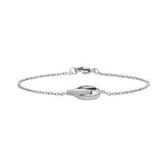 Elan Unity Braceletシルバーを横から見た全体の様子です。ケーブルチェーンが水平に広がり、中央のインターロッキングリングモチーフにはDaniel Wellingtonの刻印が施されています。ロブスタークラスプとチェーンのポリッシュ仕上げが、均一な輝きを放っています。