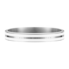 Emalie Infinite Silver Satin Whiteバングルを斜め上から撮影した画像です。内側のブラッシュド仕上げと外側のホワイトエナメルラインの質感の違いがお分かりいただけます。閉じた状態でも継ぎ目のない滑らかなシルエットが特徴です。