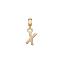 ゴールドのポリッシュ仕上げを施した「X」のアルファベットチャームです。中央で交差する2本のラインが、力強さと洗練さを兼ね備えた印象を演出します。上部のベイルにリングを通して、ネックレスやブレスレットに取り付けられます。