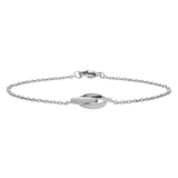 Elan Unity Braceletシルバーを正面から撮影した画像です。中央にはロゴ刻印の入ったインターロッキングリングが配置され、両側から伸びる細身のケーブルチェーンが輪を描いています。