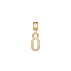 Daniel Wellingtonのレターチャーム「O」です。やわらかな曲線を描くオーバル型のフォルムが特徴で、ゴールドのポリッシュ仕上げが上品な輝きを放ちます。