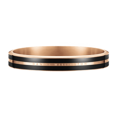 Emalie Infinite Rose Gold Blackバングルを低いアングルから撮影した画像です。ブラックエナメルとローズゴールドのコントラストが美しいストライプデザイン、中央に刻印されたDaniel Wellingtonのロゴ、内側のサテン仕上げのローズゴールドが確認できます。