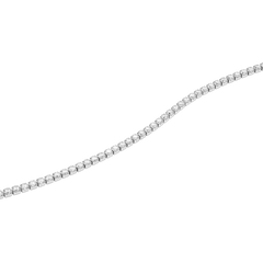 Classic Tennis Necklaceのチェーン部分をクローズアップした画像です。シルバーの爪留めに一粒ずつセットされたクリスタルの輝きと、繊細なチェーンの質感がご覧いただけます。