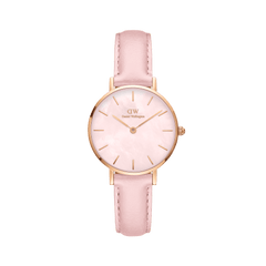 Daniel Wellington Petite Cherry Blossomの正面画像。ピンクのマザーオブパール文字盤にローズゴールドケース、ピンクのナパレザーストラップを組み合わせた、28mmサイズの女性向け腕時計です。