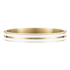 Emalie Infinite Gold Satin Whiteバングルをやや低めのアングルから撮影した画像です。ホワイトエナメルの2本ラインとゴールドの中央バンドが水平に配され、Daniel Wellingtonのロゴが繊細に刻印されています。内側のサテン仕上げのゴールドが奥行きを演出しています。