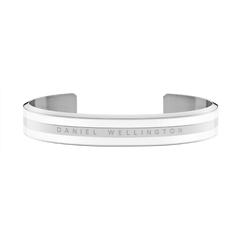 Daniel Wellington Emalie Braceletのシルバーカフブレスレット正面画像です。ホワイトエナメルの3本ストライプとポリッシュ仕上げのシルバースチールが交互に配置され、中央のバンド部分にはブランドロゴが刻印されたミニマルなデザインです。