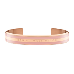 Emalie Bracelet Dusty Rose Rose Goldを正面から撮影した全体の画像です。開口部のあるカフデザインで、ダスティローズのエナメル2本に挟まれたローズゴールドの中央バンドが、均整のとれたストライプ模様を描いています。内側にはブラッシュ仕上げのステンレススチールが見えます。