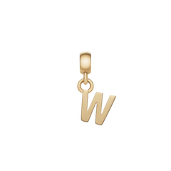 「W」の文字をモチーフにしたLetter Charm Goldを斜めから捉えた写真です。ゴールドメッキの立体感と滑らかな曲面が際立ち、上部のベイルからリングで繋がるコンパクトなデザインとなっています。