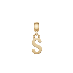 ゴールド仕上げのアルファベット「S」をモチーフにしたレターチャームです。なめらかなS字の曲線が美しく、ベイルとリングを使ってブレスレットやネックレスに取り付けられます。Daniel Wellingtonのチャームなら、アクセサリーのアクセントとしてお楽しみいただけます。