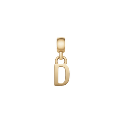 ゴールドポリッシュ仕上げのアルファベット「D」をモチーフにしたレターチャームです。丸みを帯びたベイル部分からリングを通して文字が吊り下がり、上品な光沢が美しい仕上がりとなっています。