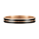 Emalie Infinite Rose Gold Blackバングルを斜め上から撮影した画像です。ブラックエナメルのストライプとローズゴールドの対照的なコントラスト、ヒンジが閉じたシームレスなフォルム、内側のサテン仕上げがご覧いただけます。