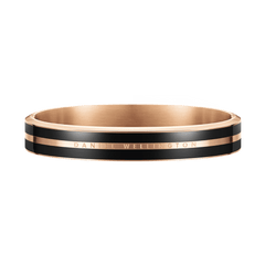 Emalie Infinite Rose Gold Blackバングルを斜め上から撮影した画像です。ブラックエナメルのストライプとローズゴールドの対照的なコントラスト、ヒンジが閉じたシームレスなフォルム、内側のサテン仕上げがご覧いただけます。